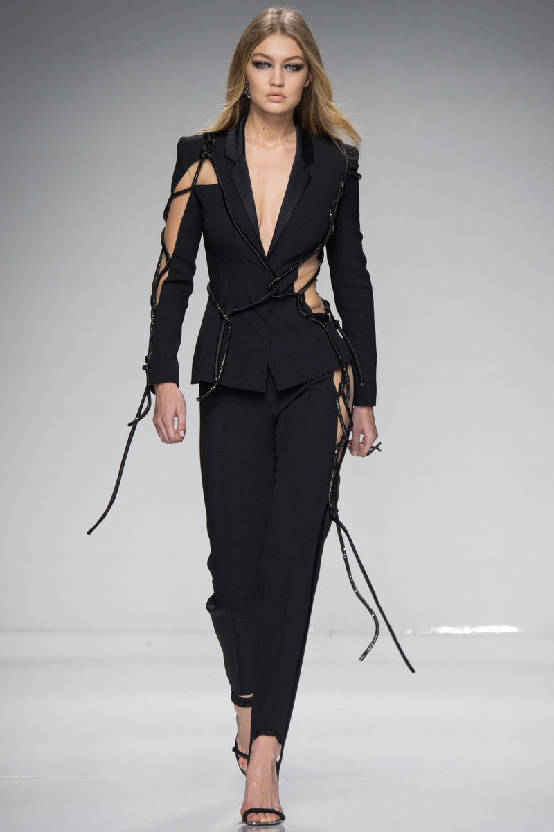لقطات نادرة من عرض أزياء Atelier Versace – Spring 2016 Couture